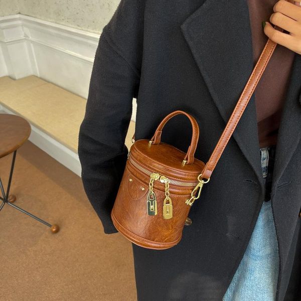 classic evening bags 2021 fashion women rivets bucket bag female shoulder messenger trendy design for ladies circular barrel handbags
classic evening bags 2021 fashion women rivets bucket bag female shoulder messenger trendy design for ladies circular barrel handbags