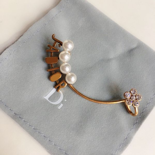 charms / d jia ja letter classic diamond inlaid pearl earrings precision version 925 silver needle anti allergy female, Golden
charms / d jia ja letter classic diamond inlaid pearl earrings precision version 925 silver needle anti allergy female, Golden