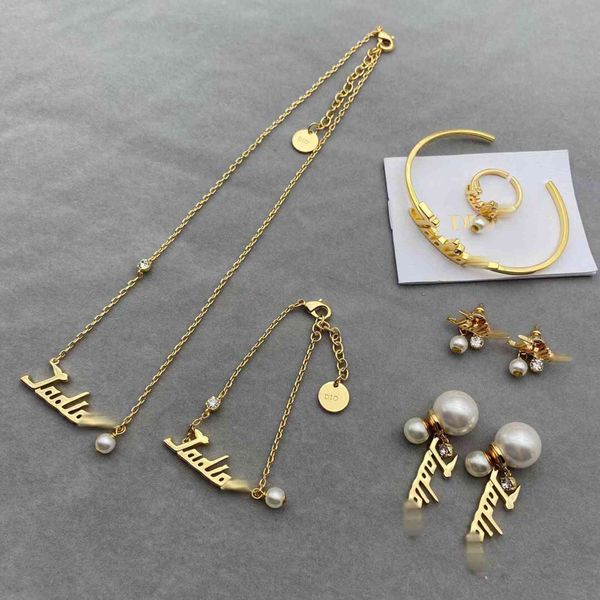 design jewelry new inlaid pearl rhinestone set female family letter fashion versatile bracelet necklace, Silver
design jewelry new inlaid pearl rhinestone set female family letter fashion versatile bracelet necklace, Silver