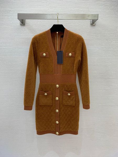 1220 2022 runway spring summer brand same style sweater long sleeve v neck black blue khaki fashion pullover womens clothes womens nishi, White;black
1220 2022 runway spring summer brand same style sweater long sleeve v neck black blue khaki fashion pullover womens clothes womens nishi, White;black