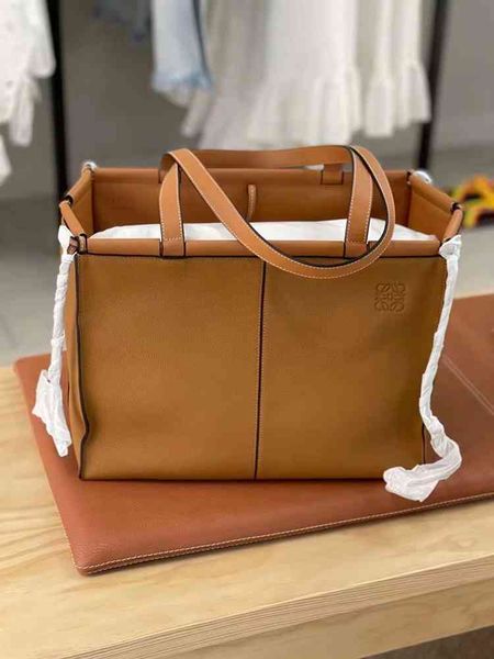 holderloewe / luo yiwei cushion cowhide shopping tote one shoulder hand bag for men and women oeinhandbag hook
holderloewe / luo yiwei cushion cowhide shopping tote one shoulder hand bag for men and women oeinhandbag hook