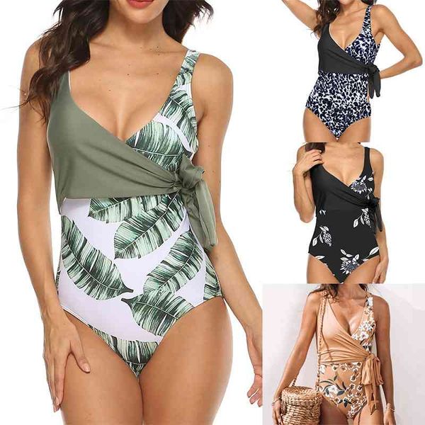 teng wei 2020 new one piece strap splicing swimsuit, White;black 
teng wei 2020 new one piece strap splicing swimsuit, White;black