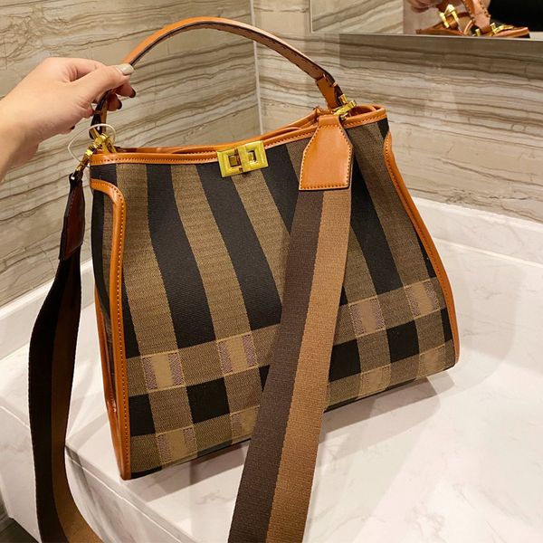 2021 canvas tote bag large capacity women luxurys handbag fashion patchwork color shopping bags twist lock designers brand shoulder purse
2021 canvas tote bag large capacity women luxurys handbag fashion patchwork color shopping bags twist lock designers brand shoulder purse