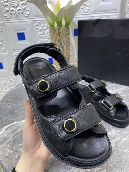 early spring of 2021, size plaid platform sandals for men and women is 35-40, plus the original box, Black
early spring of 2021, size plaid platform sandals for men and women is 35-40, plus the original box, Black