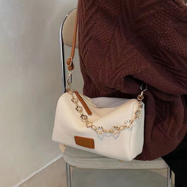 20225a designer bags handbag women leather shoulder bag large capacity chain messenger pillow handbags high grade fall winter ve
20225a designer bags handbag women leather shoulder bag large capacity chain messenger pillow handbags high grade fall winter ve