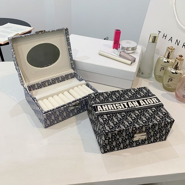 luxury design handbag 2021 new popular large capacity storage ring jewelry square cosmetic box
luxury design handbag 2021 new popular large capacity storage ring jewelry square cosmetic box