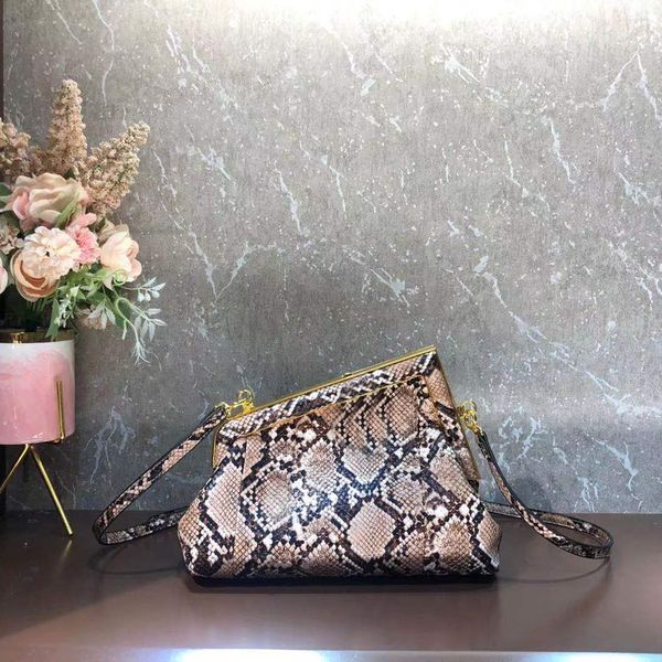 2021 wholesale dinner bag luxury designer handbag fashion lady messenger bags leather retro urban style
2021 wholesale dinner bag luxury designer handbag fashion lady messenger bags leather retro urban style