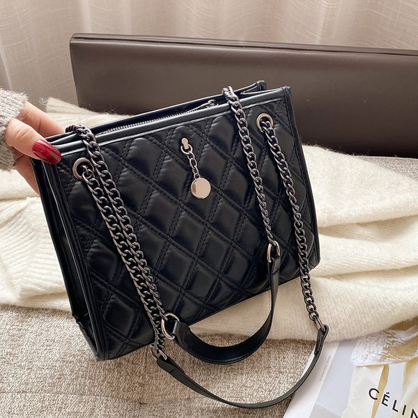 women's new temperament lingge chain messenger bag foreign style simple fashion business commuting single shoulder tote bag
women's new temperament lingge chain messenger bag foreign style simple fashion business commuting single shoulder tote bag