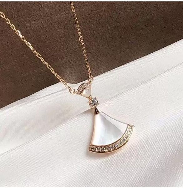 2022 luxury designer necklace classic fashion choker elegance fan-shaped jewelry necklace pendant high-end gift box packaging, Silver
2022 luxury designer necklace classic fashion choker elegance fan-shaped jewelry necklace pendant high-end gift box packaging, Silver