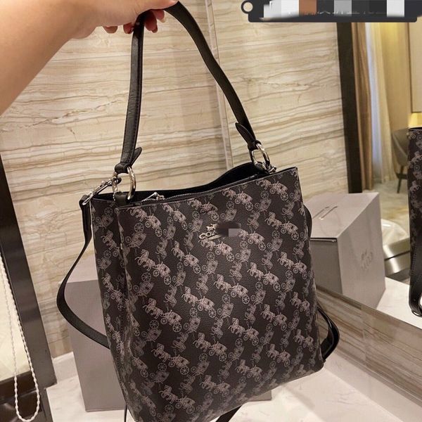 wholesale c 20 fashion brand bucket horse drawn car cowhide messenger classic flower storage bags shoulder bag luxuryss designerss bag yw
wholesale c 20 fashion brand bucket horse drawn car cowhide messenger classic flower storage bags shoulder bag luxuryss designerss bag yw
