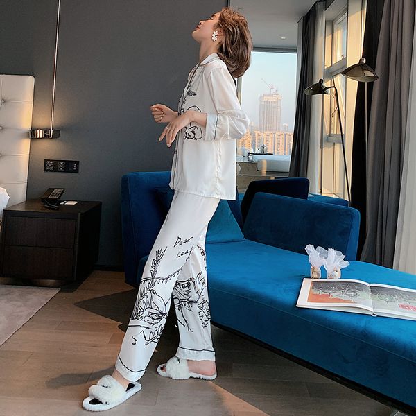 2021 spring womens pajamas set luxury style fashion natural animal graffiti sleepwear silk like leisure home clothes nightwear, Black;red
2021 spring womens pajamas set luxury style fashion natural animal graffiti sleepwear silk like leisure home clothes nightwear, Black;red