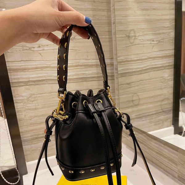 design s autumn new fashion rivet single shoulder bucket damp foreign style small women's popular messenger bag
design s autumn new fashion rivet single shoulder bucket damp foreign style small women's popular messenger bag