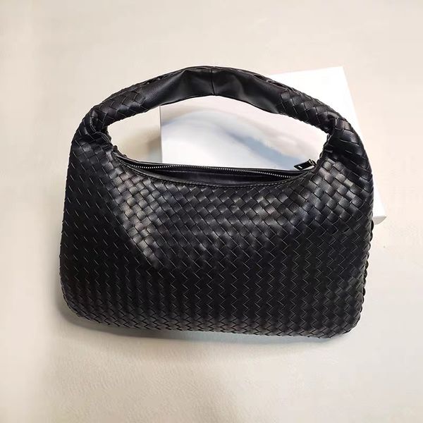 designer one-shoulder woven ladies handbags leather ladies large portable ladies handbags fashionable capacity handbags
designer one-shoulder woven ladies handbags leather ladies large portable ladies handbags fashionable capacity handbags