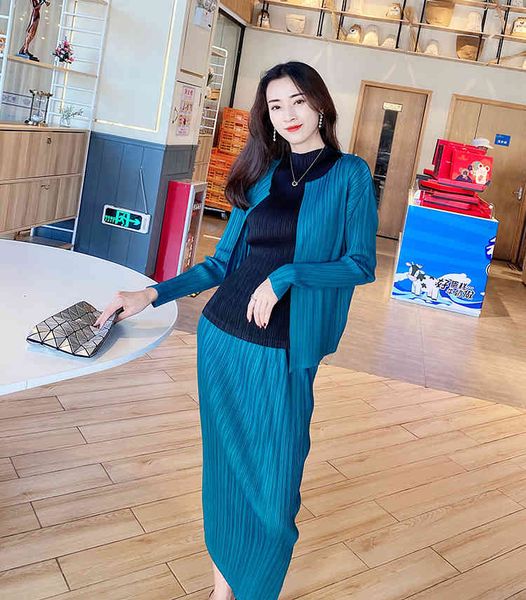dress miyake fold fashion word long sleeve o-neck coat + solid straight skirt two-piece suit, Black;gray
dress miyake fold fashion word long sleeve o-neck coat + solid straight skirt two-piece suit, Black;gray