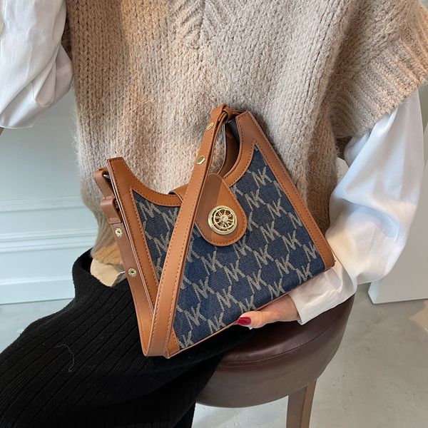 hangbags bag women's autumn 2021 korean fashion letter handbag simple contrast color single shoulder armpit
hangbags bag women's autumn 2021 korean fashion letter handbag simple contrast color single shoulder armpit