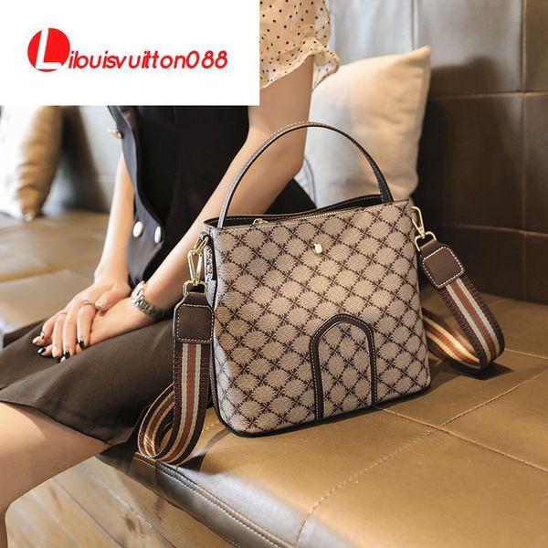 designer handbags ladies 2021 style temperament printing tide bucket bag wide shoulder strap fashion single messenger women's
designer handbags ladies 2021 style temperament printing tide bucket bag wide shoulder strap fashion single messenger women's