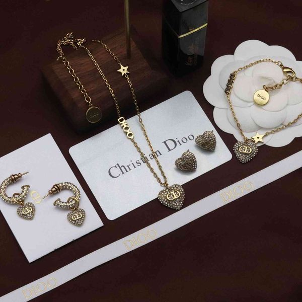 2021 new designer family love necklace female letter heart earrings net red high version bracelet, Golden
2021 new designer family love necklace female letter heart earrings net red high version bracelet, Golden