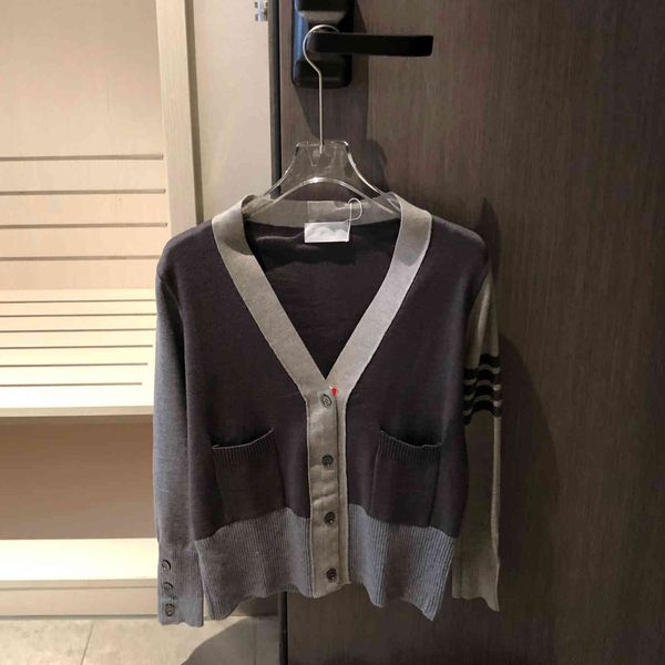 70% off v-neck sweater women's autumn and winter new four bar leisure loose splicing thin long sleeve knitted coat, Black;gray
70% off v-neck sweater women's autumn and winter new four bar leisure loose splicing thin long sleeve knitted coat, Black;gray