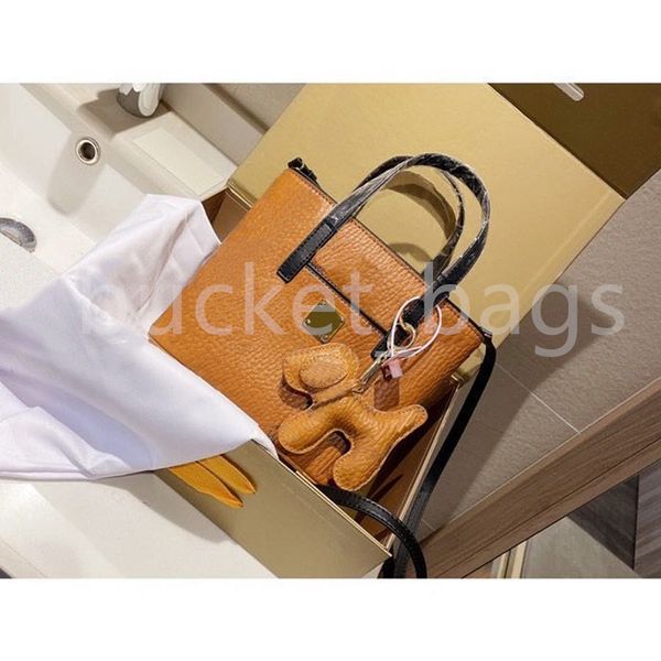2021 luxury designers fashion lady handbags shoulder bags tote letter plain genuine leather pu interior zipper pocket underarm shopping clut, Red;black
2021 luxury designers fashion lady handbags shoulder bags tote letter plain genuine leather pu interior zipper pocket underarm shopping clut, Red;black