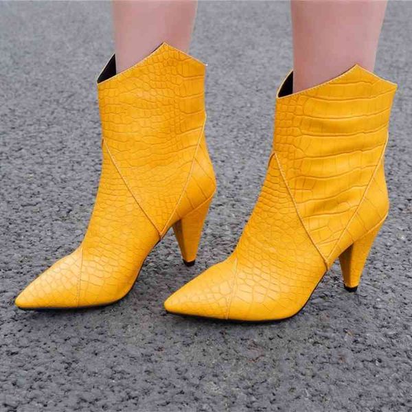 winter women's shoes pointed toe high heel profiled heel women's short boots warm short plush fashion boots 210507, Black
winter women's shoes pointed toe high heel profiled heel women's short boots warm short plush fashion boots 210507, Black