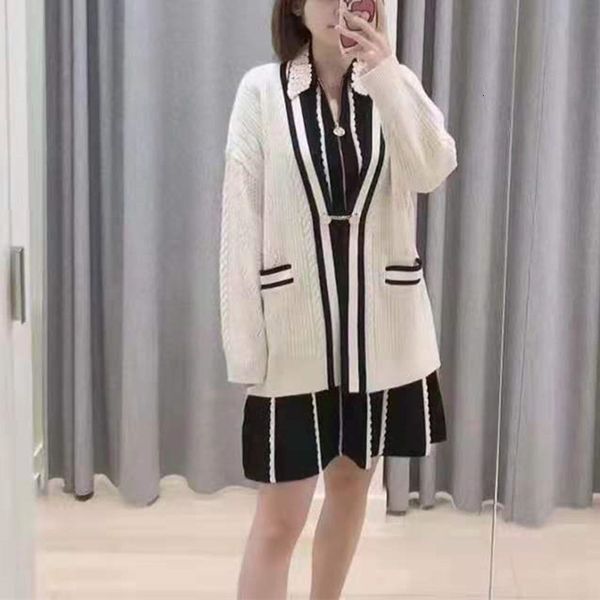 women's sweaters camisola feminina outono e inverno com decote em v estilo faculda solto dois bolsos manga longa casaco lã branca malha, White;black
women's sweaters camisola feminina outono e inverno com decote em v estilo faculda solto dois bolsos manga longa casaco lã branca malha, White;black