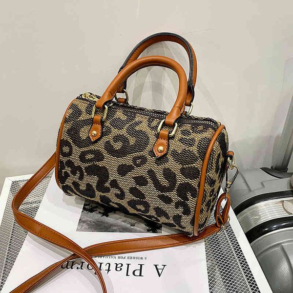 bag2022 factory wholesale new autumn and winter women's bag trendy fashion pillow shoulder letter leopard simple messenger portable sma
bag2022 factory wholesale new autumn and winter women's bag trendy fashion pillow shoulder letter leopard simple messenger portable sma