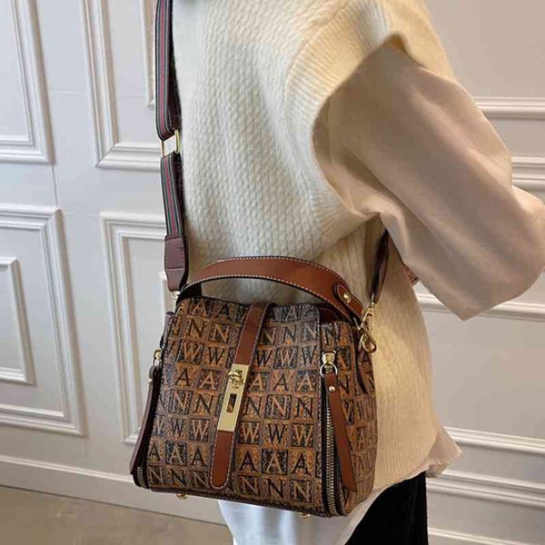 fashion leather shoulder 2021 portable personality reto handbag women wholesale luxury brand design task, Black
fashion leather shoulder 2021 portable personality reto handbag women wholesale luxury brand design task, Black