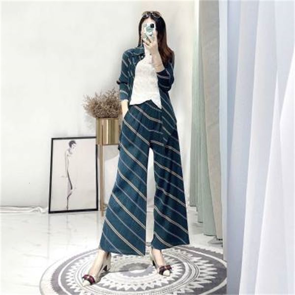 dress miyake the fold long sleeve single-breaste o-neck irregular coat + pleated pants stripe suit, Black;gray
dress miyake the fold long sleeve single-breaste o-neck irregular coat + pleated pants stripe suit, Black;gray