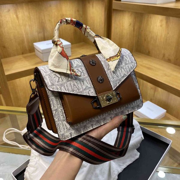 factory outlet design 2021 autumn new large capacity single portable women's diagonal wide shoulder belt bag
factory outlet design 2021 autumn new large capacity single portable women's diagonal wide shoulder belt bag