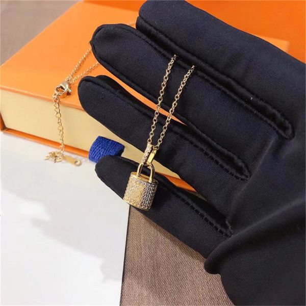 luxury designer jewelry women necklace gold lock pendant for men elegant silver chain necklaces and earrings bracelets suit
luxury designer jewelry women necklace gold lock pendant for men elegant silver chain necklaces and earrings bracelets suit