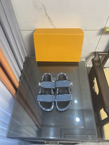 luxury brand designer women's platform perforated sandal slippers made of transparent materials fashionable lovely sunny beach men 0709, Black
luxury brand designer women's platform perforated sandal slippers made of transparent materials fashionable lovely sunny beach men 0709, Black