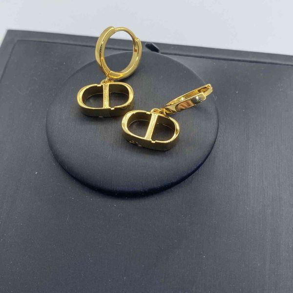 2021 new designer classic versatile letter earrings female family little fragrance generous net red, Golden
2021 new designer classic versatile letter earrings female family little fragrance generous net red, Golden