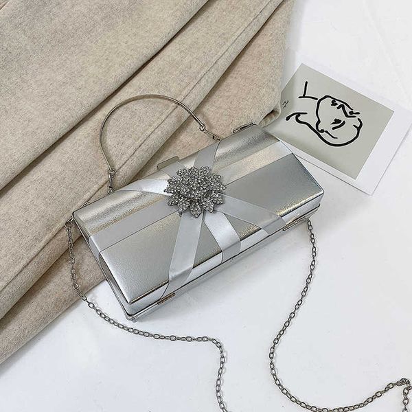 fashion women's 2021 fashion diamond inlaid dinner bag single shoulder portable small square slanting chain banquet bag
fashion women's 2021 fashion diamond inlaid dinner bag single shoulder portable small square slanting chain banquet bag