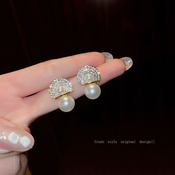 real gold electroplating 925 silver needle inlaid diamond pearl geometric earrings fashion version net red temperament fashion earrings ear
real gold electroplating 925 silver needle inlaid diamond pearl geometric earrings fashion version net red temperament fashion earrings ear
