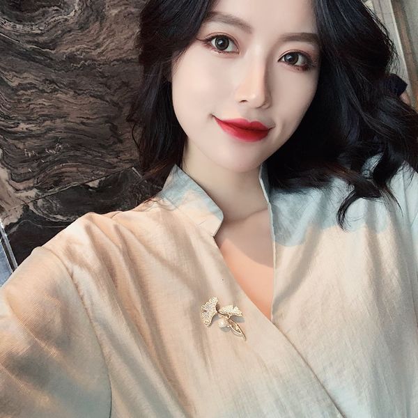 female atmosphere gingko leaf pearl micro inlaid with diamond pin suit coat brooch high grade autumn and winter decorations, Gray
female atmosphere gingko leaf pearl micro inlaid with diamond pin suit coat brooch high grade autumn and winter decorations, Gray