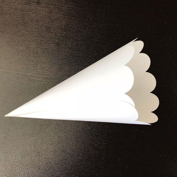 50pcs laser cut wavy lace laying candy wedding party favors confetti cones paper cone decoration supplies gifts
50pcs laser cut wavy lace laying candy wedding party favors confetti cones paper cone decoration supplies gifts