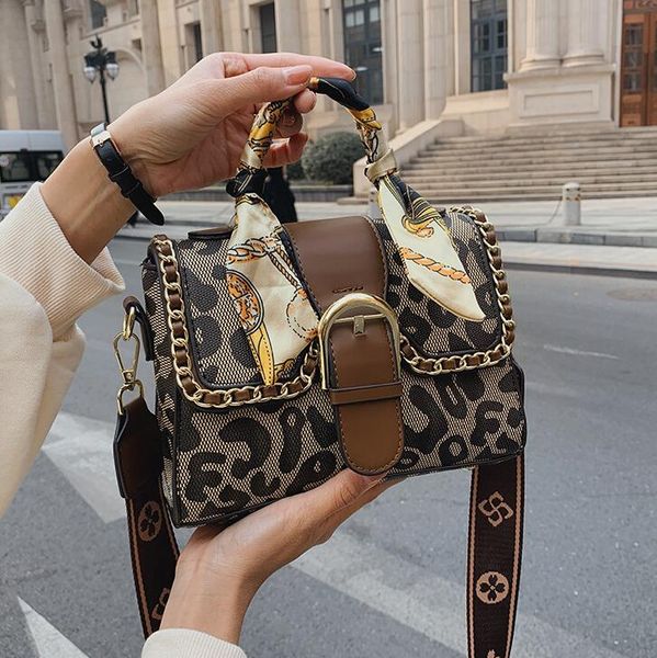 factory wholesale elegant atmosphere leopard print women leather bag personalized chain edging fashion handbag clamshell ribbon decorative p
factory wholesale elegant atmosphere leopard print women leather bag personalized chain edging fashion handbag clamshell ribbon decorative p