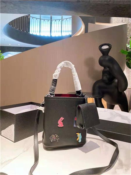 classic fashion water bucket shoulder bag designers womens handbags purses 2021 simple versatilehandbag large capacity to meet daily needs
classic fashion water bucket shoulder bag designers womens handbags purses 2021 simple versatilehandbag large capacity to meet daily needs