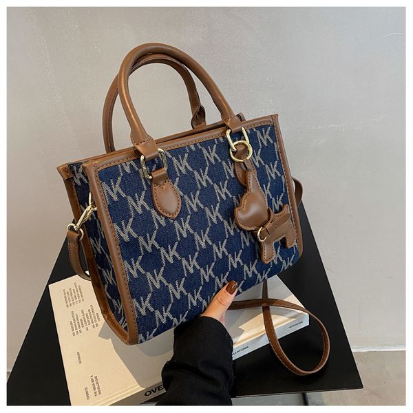 hangbags printed canvas bag 2021 autumn winter simple large capacity single shoulder diagonal texture portable tote 
hangbags printed canvas bag 2021 autumn winter simple large capacity single shoulder diagonal texture portable tote