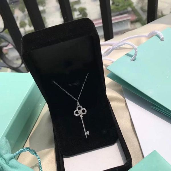 chains 2021 high-quality tif 1:1 shining with stone crown key necklace classic luxury jewelry fashion brand women gift couple, Silver
chains 2021 high-quality tif 1:1 shining with stone crown key necklace classic luxury jewelry fashion brand women gift couple, Silver