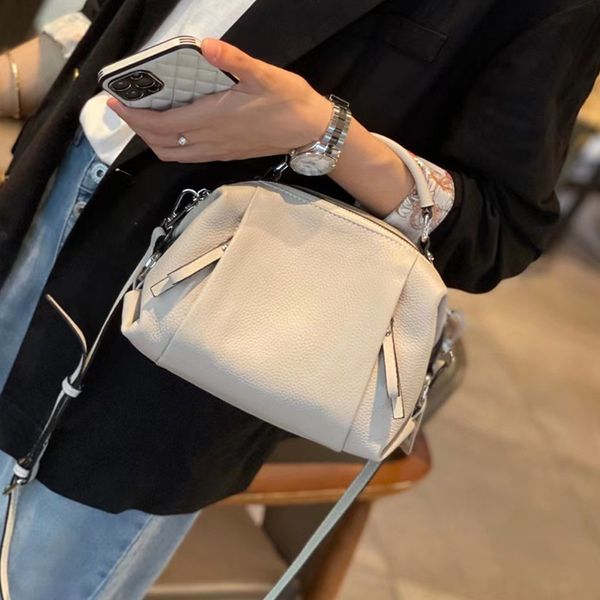 design handbag new head leather fashion versatile shoulder slant straddle bag double zipper multi compartment fold leisure locomotive single, Red;black
design handbag new head leather fashion versatile shoulder slant straddle bag double zipper multi compartment fold leisure locomotive single, Red;black