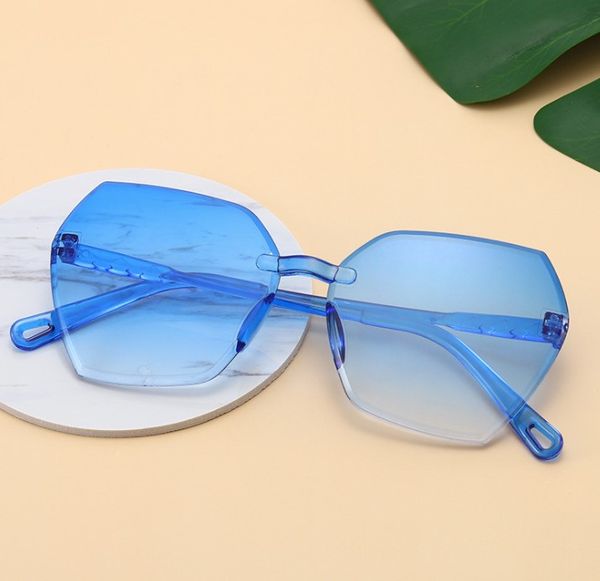 fashion conjoined square frameless sunglasses european and american trend solid color sunglassess, White;black
fashion conjoined square frameless sunglasses european and american trend solid color sunglassess, White;black