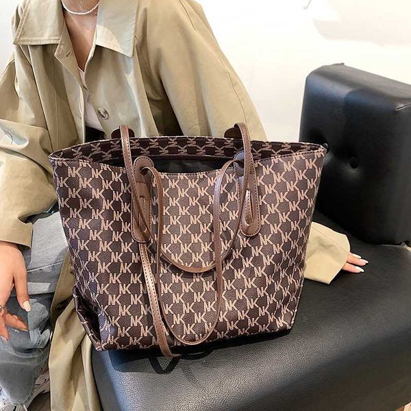 large capacity autumn trend net red fashion portable women's bag single shoulder underarm advanced feeling tote bag
large capacity autumn trend net red fashion portable women's bag single shoulder underarm advanced feeling tote bag