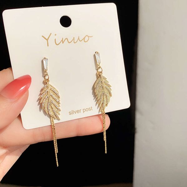 2021 fashionable high-class temperament leaf tassel women's 925 silver needle long fashion personality feather earrings, Black
2021 fashionable high-class temperament leaf tassel women's 925 silver needle long fashion personality feather earrings, Black