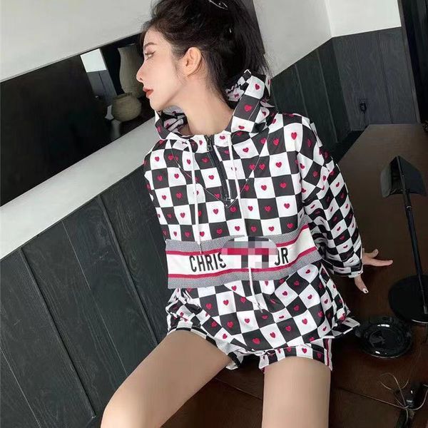 2021 autumn new style sweater suit black and white checkerboard love letter hooded jacket a-word wide leg shorts, Gray
2021 autumn new style sweater suit black and white checkerboard love letter hooded jacket a-word wide leg shorts, Gray