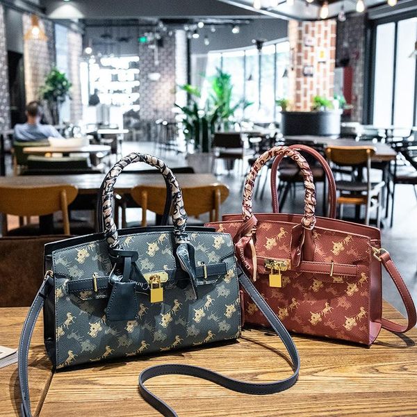 evening bags original luxury platinum bag women's leather classic large capacity design tote elegant and noble messenger handbag
evening bags original luxury platinum bag women's leather classic large capacity design tote elegant and noble messenger handbag