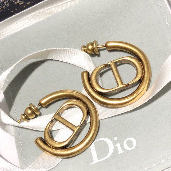 70% off new earrings 925 silver needle high version letter fashion simple, Golden;silver
70% off new earrings 925 silver needle high version letter fashion simple, Golden;silver
