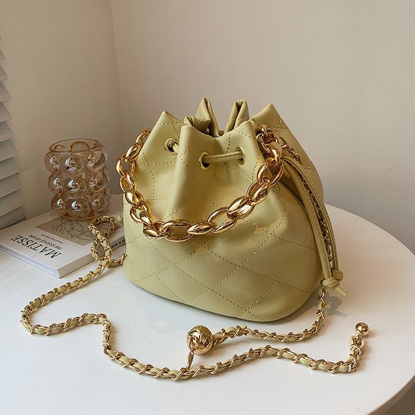 niche design rhombic chain female bag in 2021 new style selling messenger bag bucket bag shoulder width 20cm
niche design rhombic chain female bag in 2021 new style selling messenger bag bucket bag shoulder width 20cm