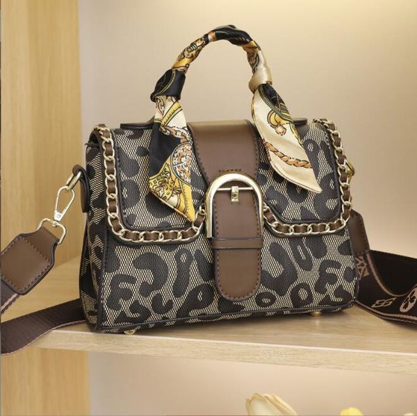 factory wholesale elegant atmosphere leopard print women leather bag personalized chain edging fashion handbag clamshell ribbon decorative p
factory wholesale elegant atmosphere leopard print women leather bag personalized chain edging fashion handbag clamshell ribbon decorative p