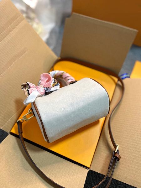 small hand bag design female joker in summer 2021 the tide fashion sense of oblique satchel senior boston, Black;red
small hand bag design female joker in summer 2021 the tide fashion sense of oblique satchel senior boston, Black;red